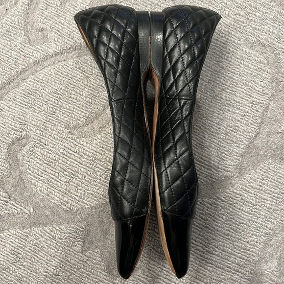 Cole Haan black quilted flats with patent cap toe.  In good condition.  Sz 8.5 - Picture 3 of 8